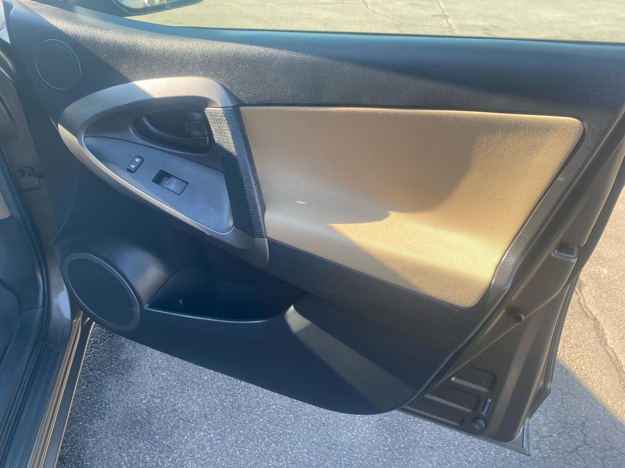 Toyota RAV4 Base I4 4WD 2012