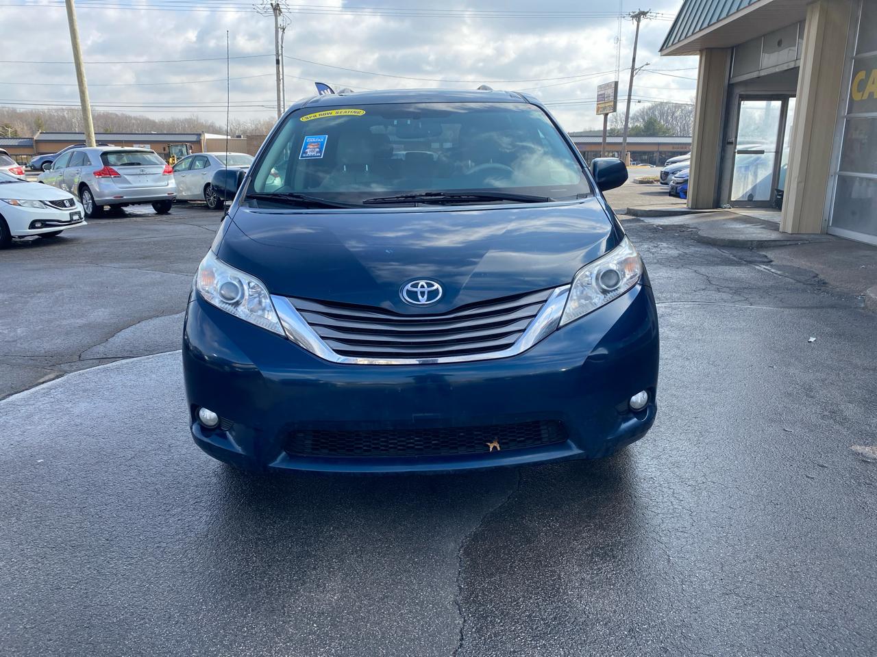 Toyota Sienna XLE 8-Pass V6 2011
