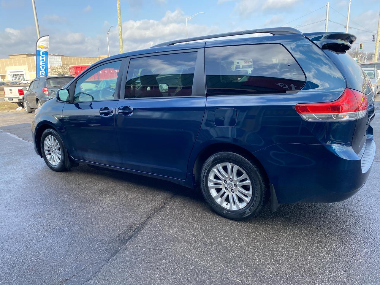 Toyota Sienna XLE 8-Pass V6 2011
