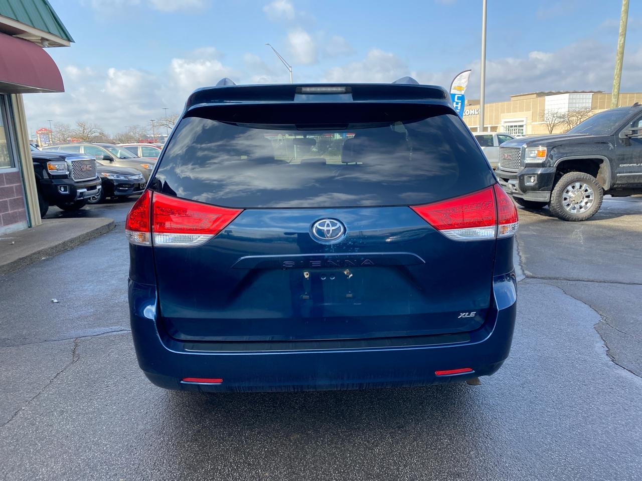 Toyota Sienna XLE 8-Pass V6 2011