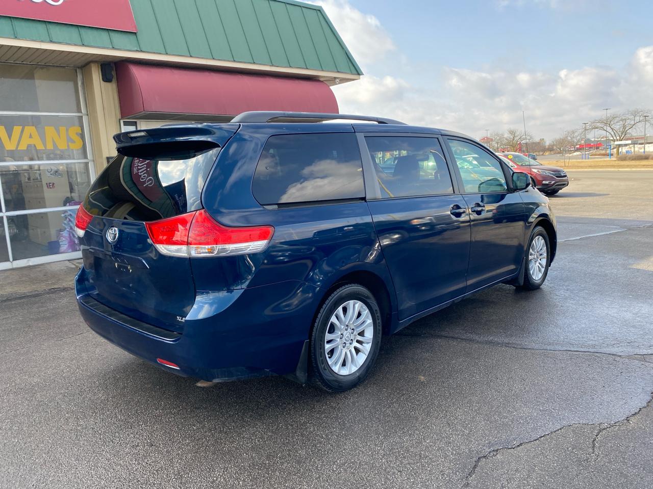 Toyota Sienna XLE 8-Pass V6 2011