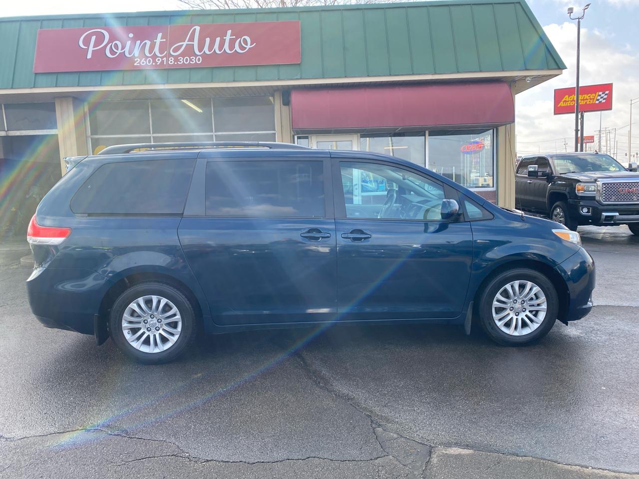 Toyota Sienna XLE 8-Pass V6 2011