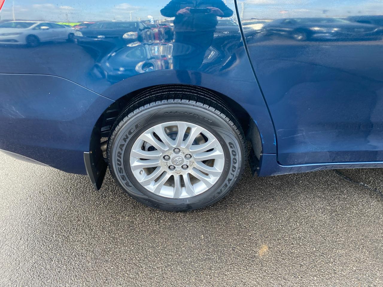 Toyota Sienna XLE 8-Pass V6 2011