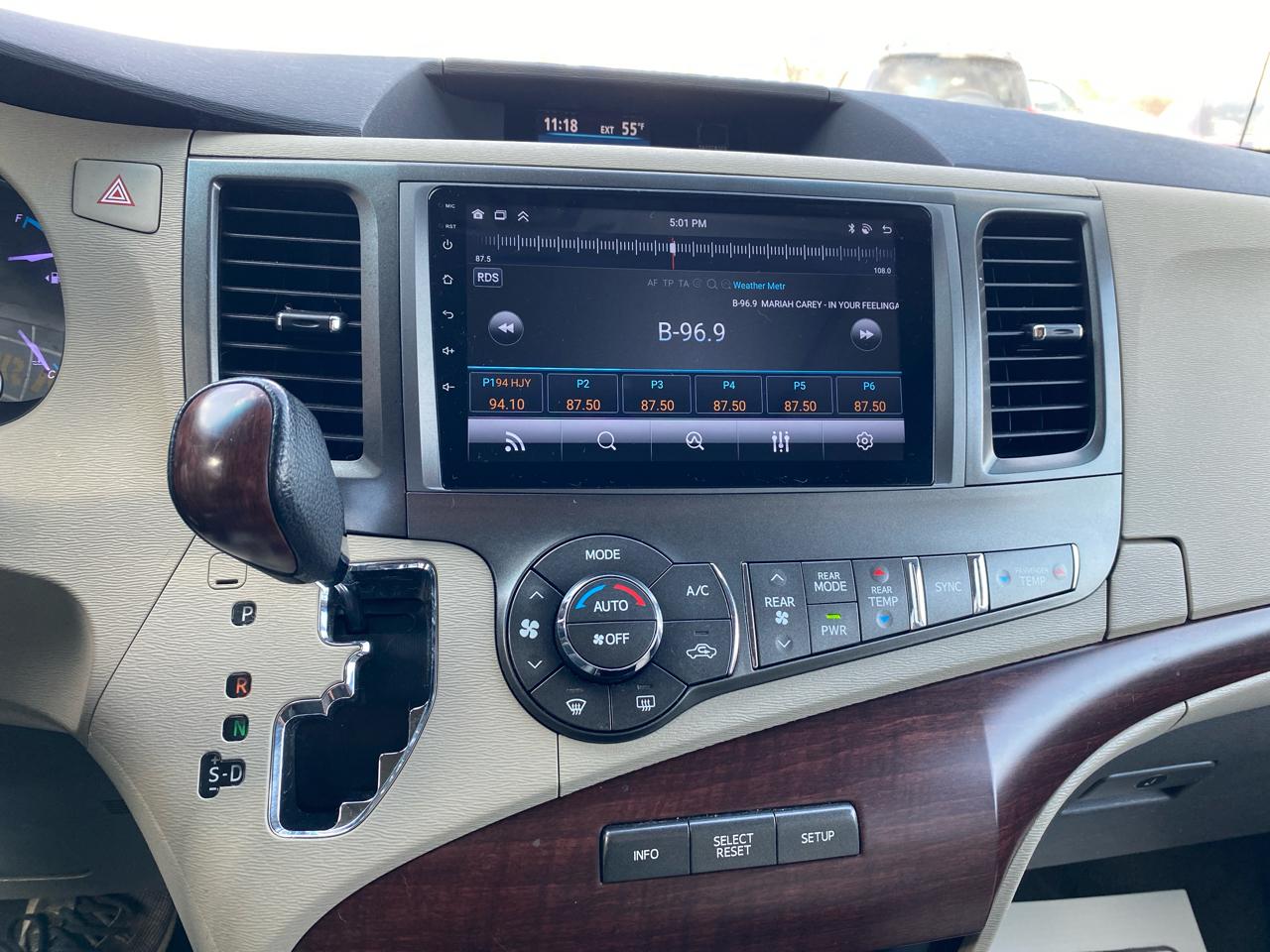 Toyota Sienna XLE 8-Pass V6 2011