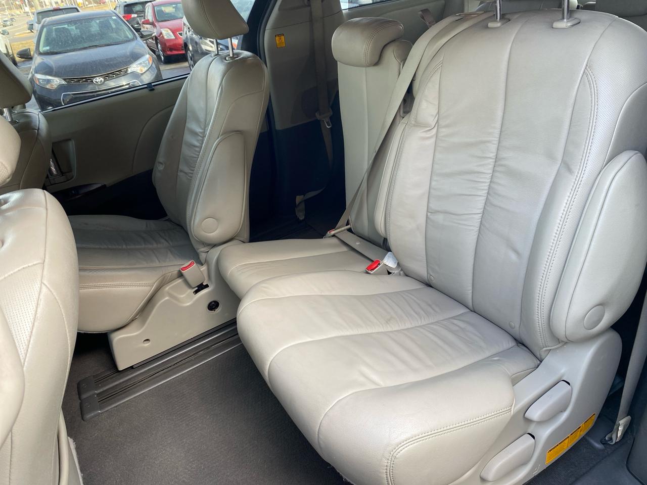 Toyota Sienna XLE 8-Pass V6 2011