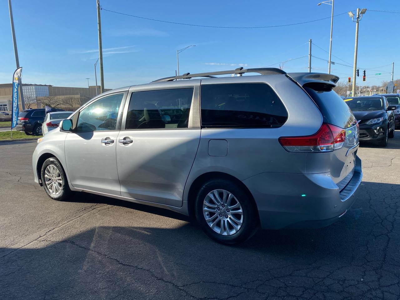 Toyota Sienna XLE FWD 8-Passenger V6 2013