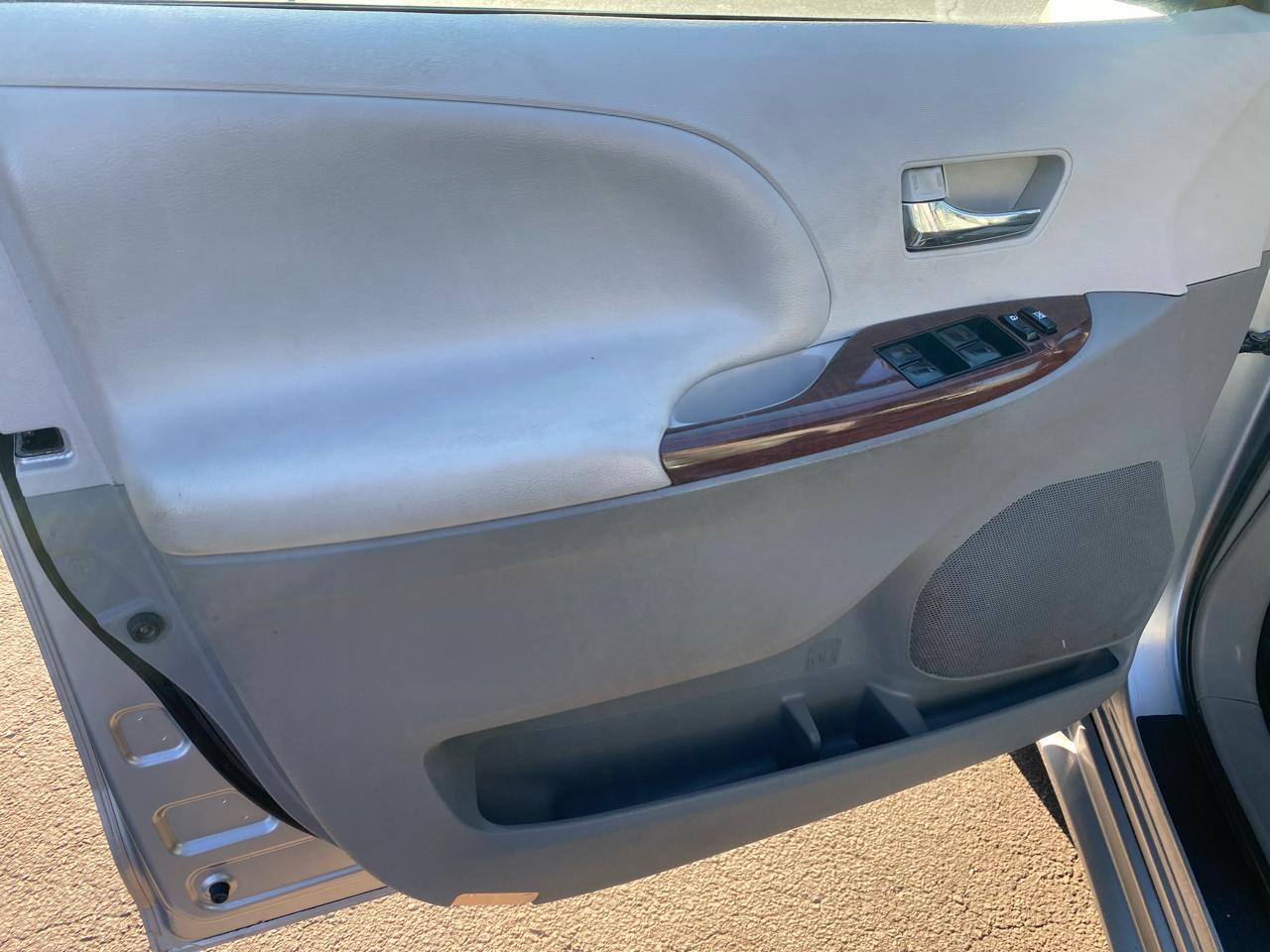 Toyota Sienna XLE FWD 8-Passenger V6 2013