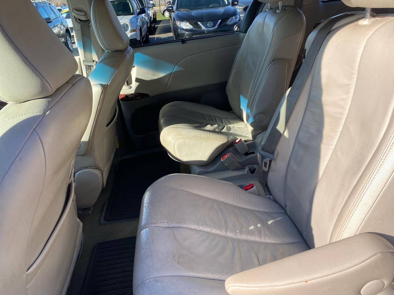 Toyota Sienna XLE FWD 8-Passenger V6 2013