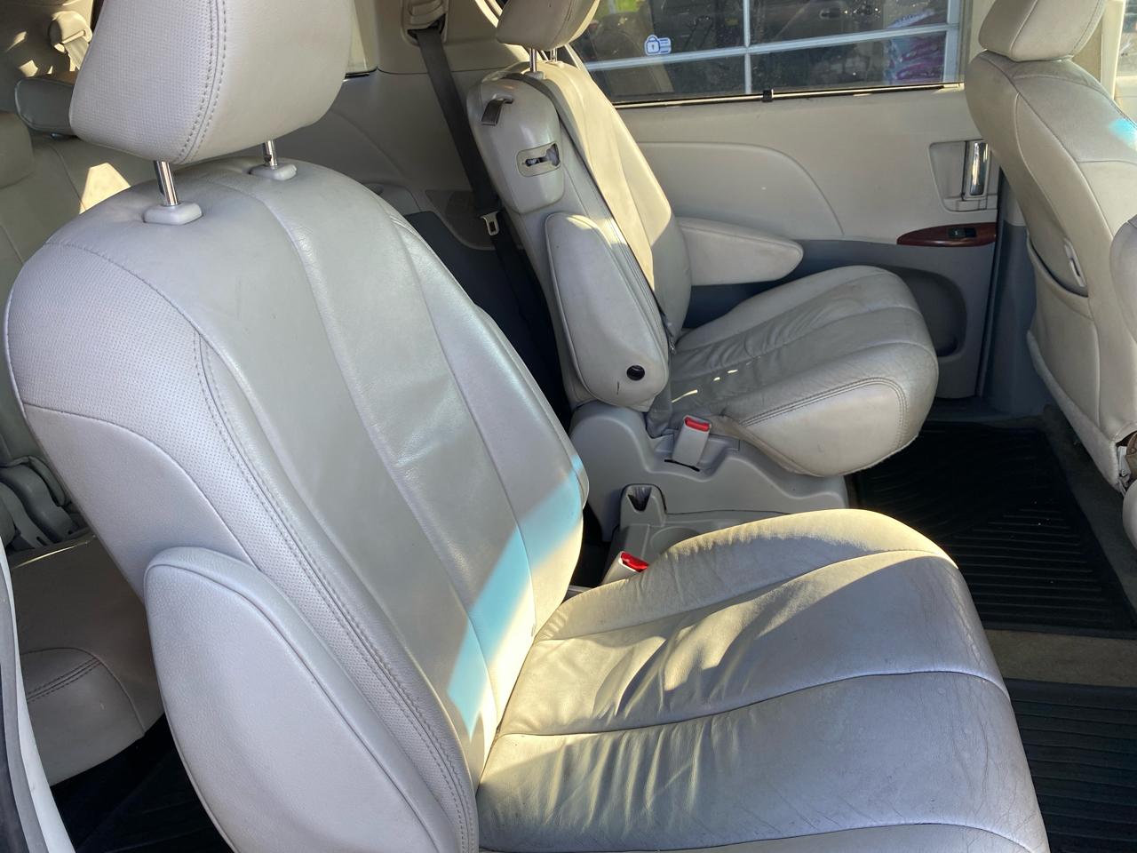 Toyota Sienna XLE FWD 8-Passenger V6 2013