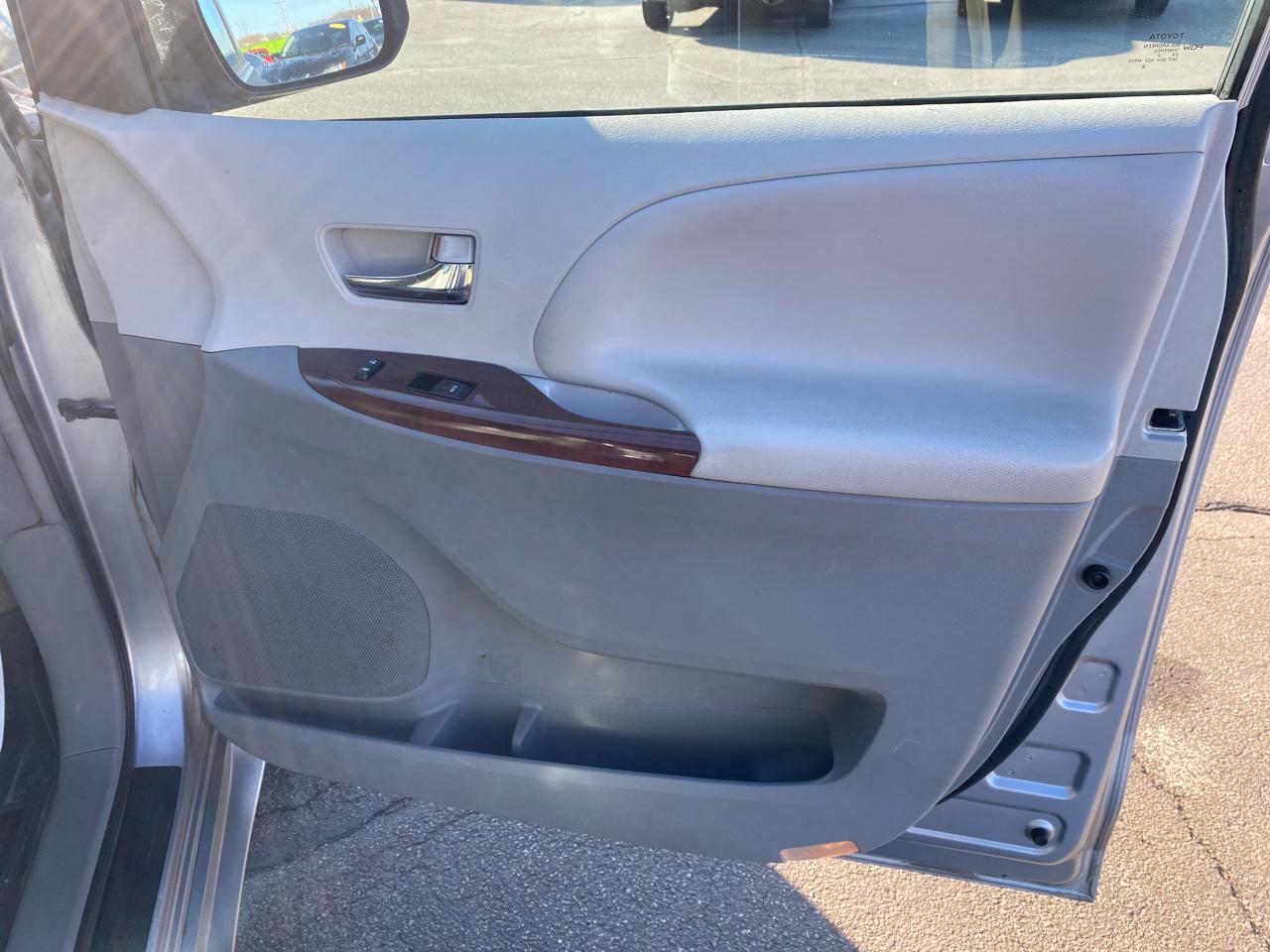 Toyota Sienna XLE FWD 8-Passenger V6 2013