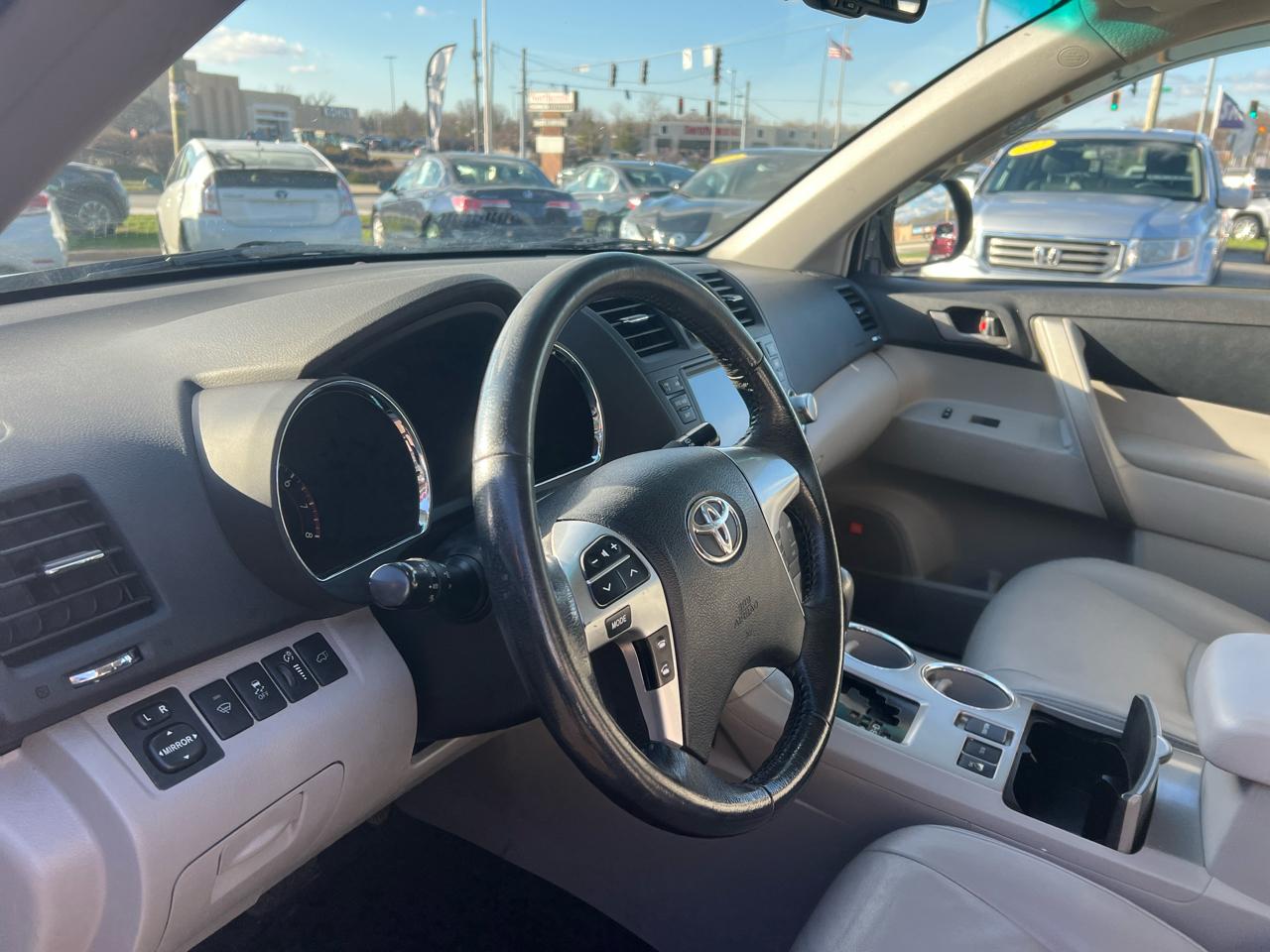 Toyota Highlander 4WD 4dr V6 SE (Natl) 2012