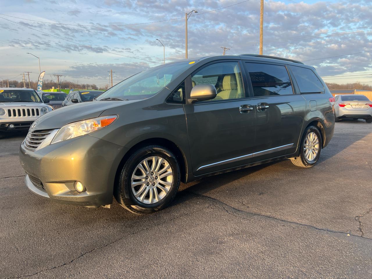 Toyota Sienna XLE 8-Pass V6 2011