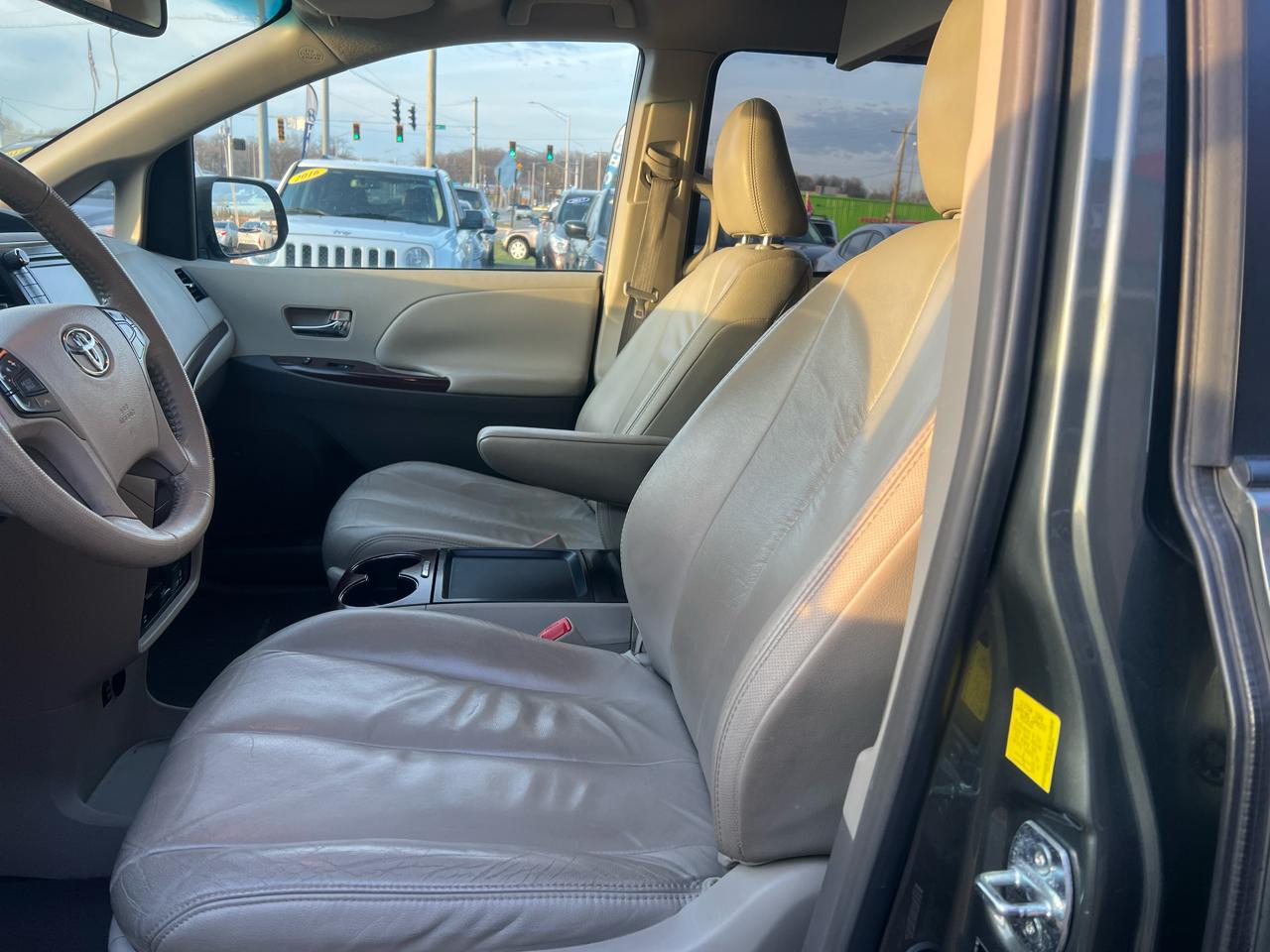 Toyota Sienna XLE 8-Pass V6 2011