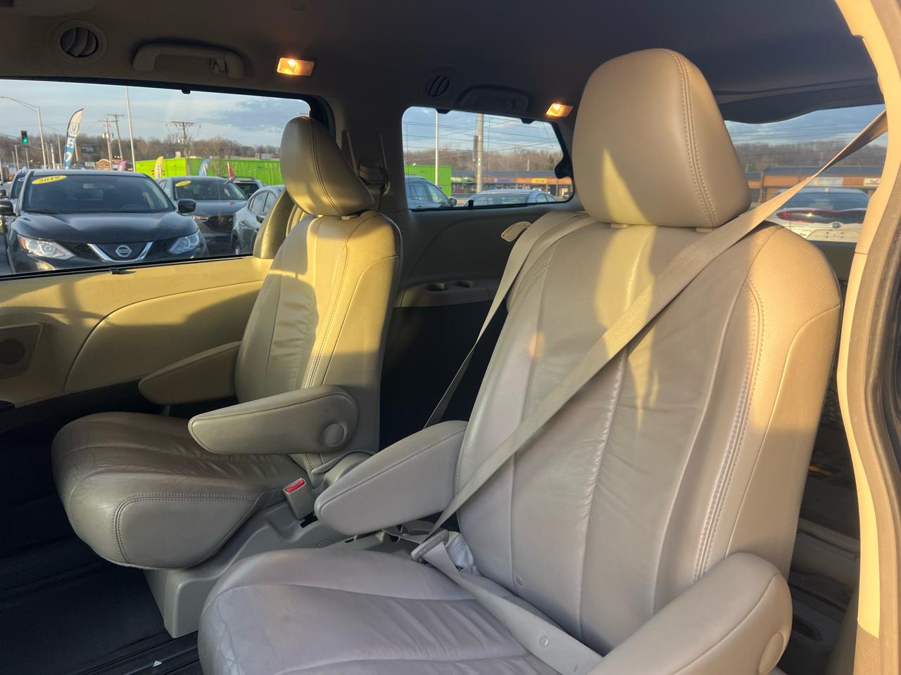 Toyota Sienna XLE 8-Pass V6 2011