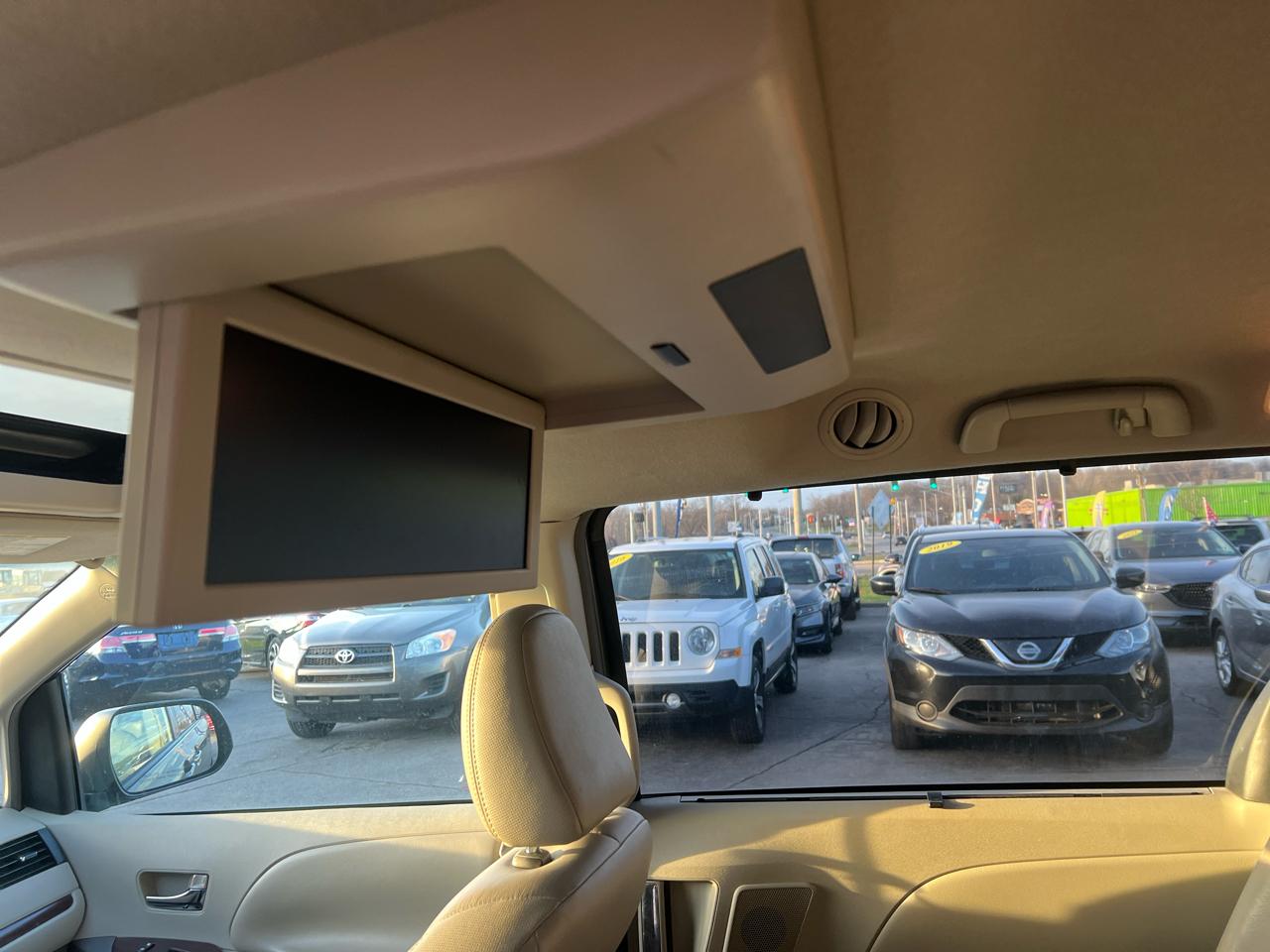 Toyota Sienna XLE 8-Pass V6 2011