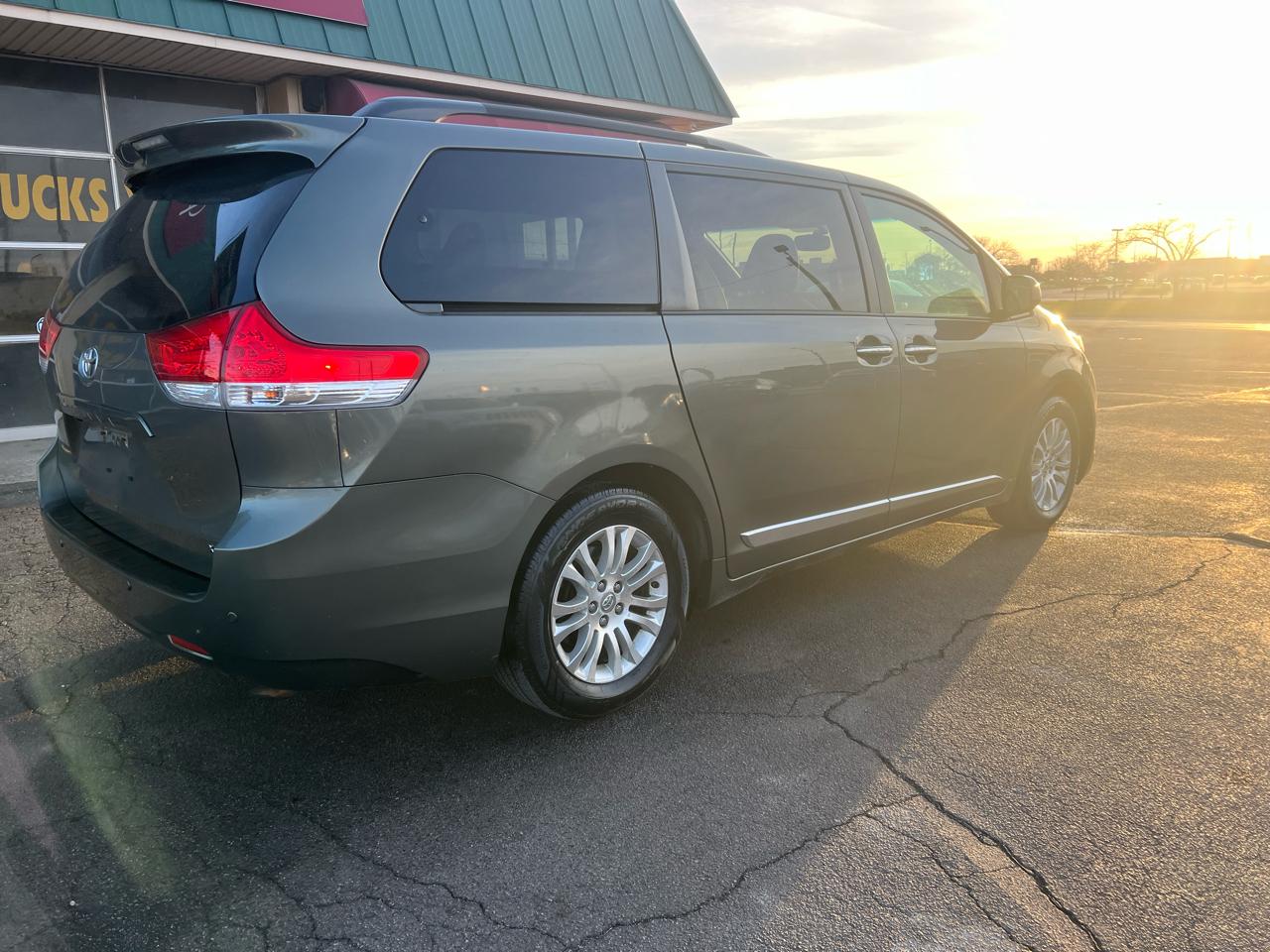 Toyota Sienna XLE 8-Pass V6 2011