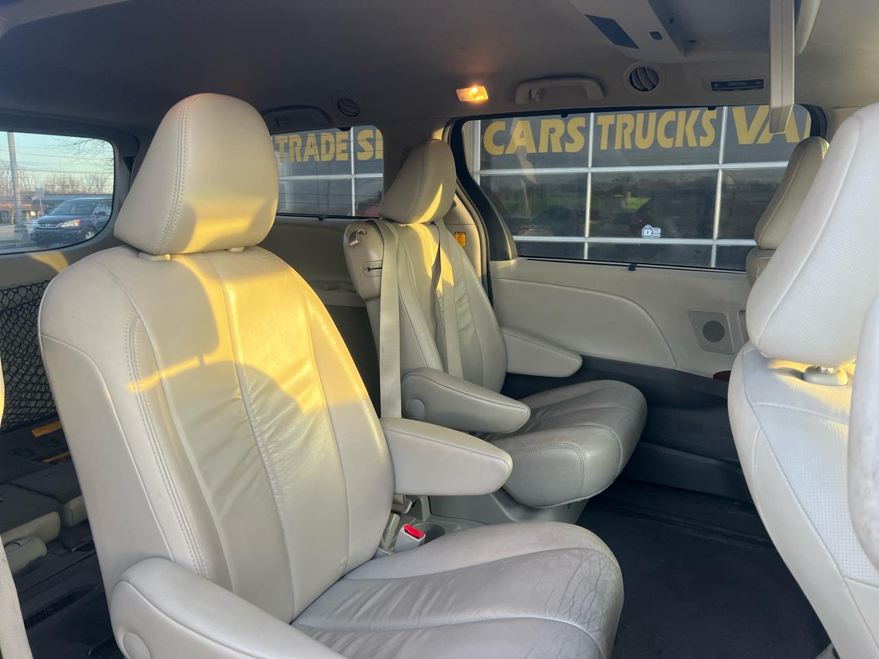 Toyota Sienna XLE 8-Pass V6 2011