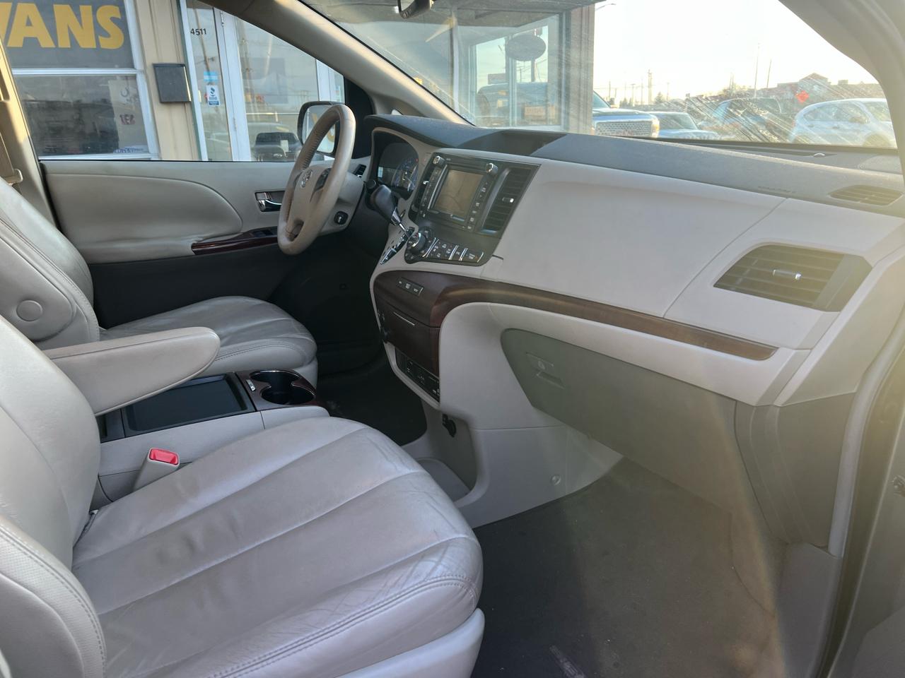 Toyota Sienna XLE 8-Pass V6 2011