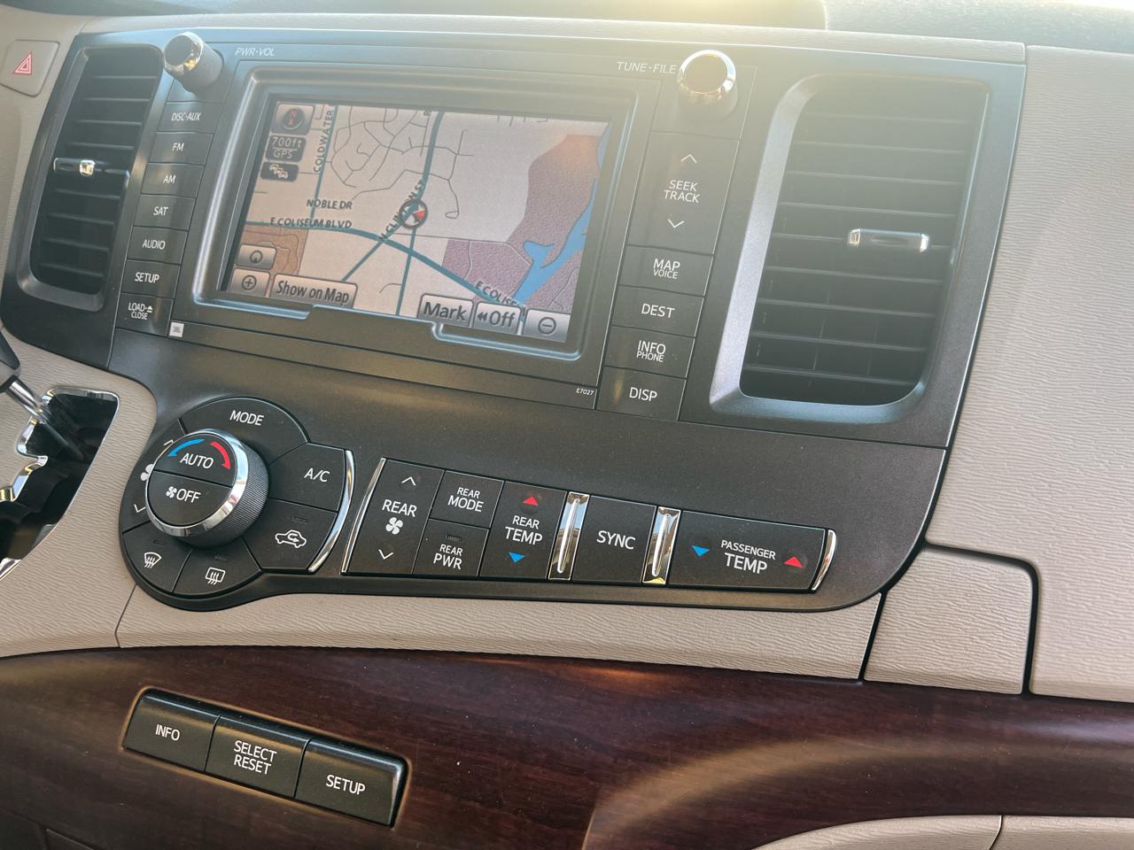 Toyota Sienna XLE 8-Pass V6 2011