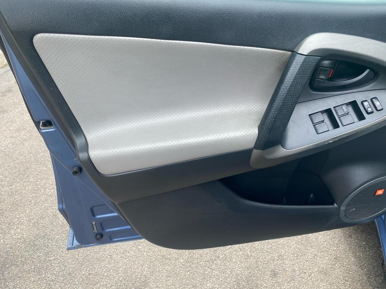 Toyota RAV4 Limited I4 4WD 2011