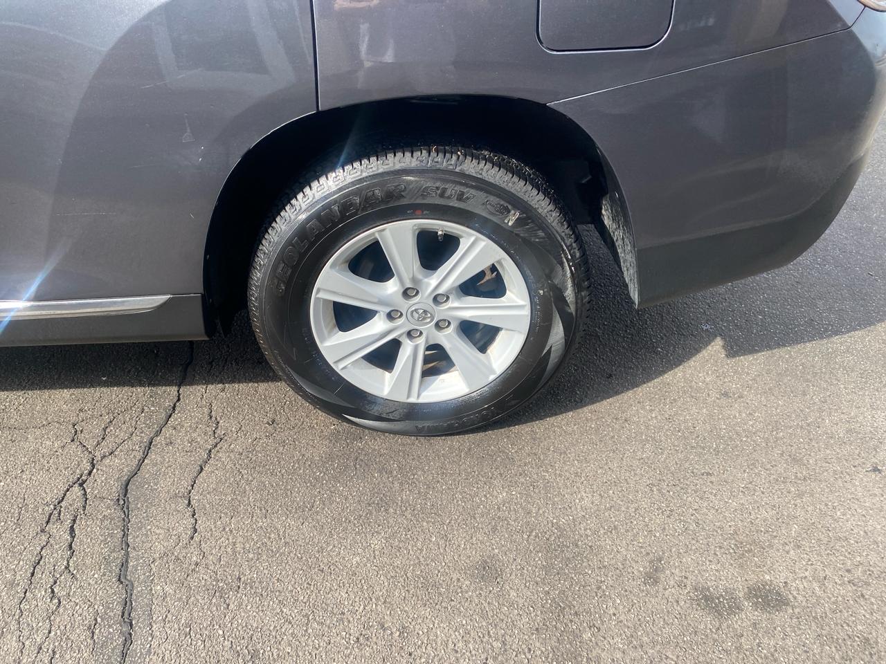 Toyota Highlander 4WD 4dr V6 Plus (Natl) 2013