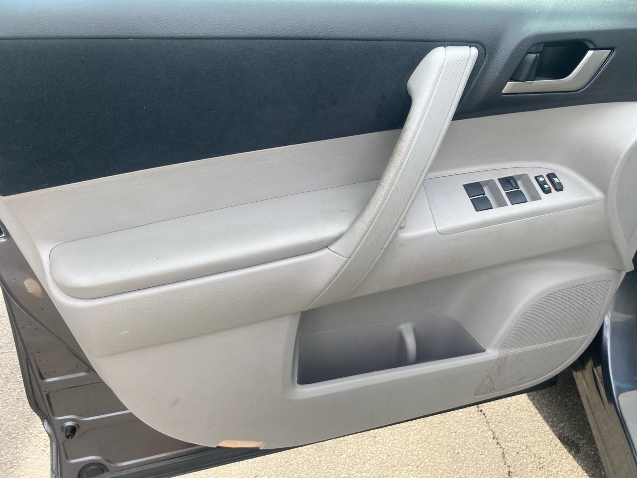 Toyota Highlander 4WD 4dr V6 Plus (Natl) 2013