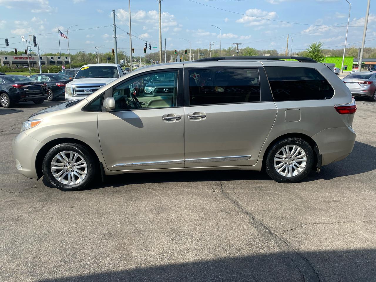 Toyota Sienna XLE Premium FWD 8-Passenger (Natl) 2017