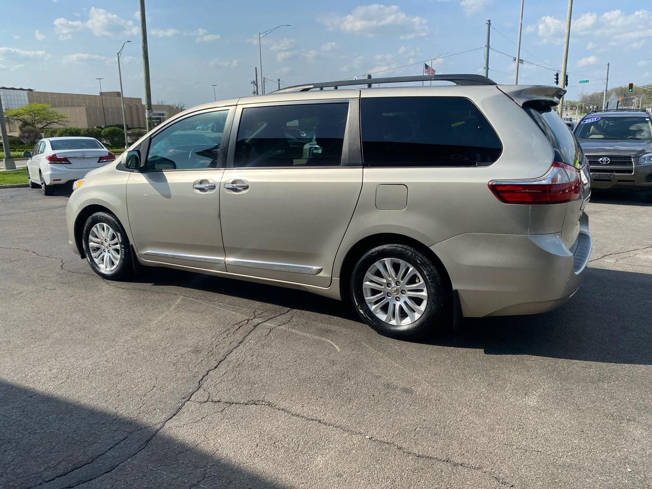 Toyota Sienna XLE Premium FWD 8-Passenger (Natl) 2017