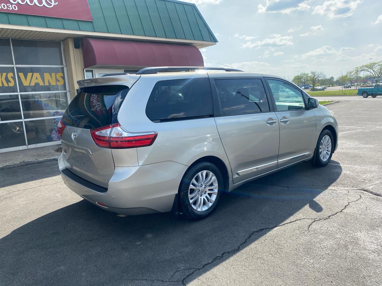 Toyota Sienna XLE Premium FWD 8-Passenger (Natl) 2017