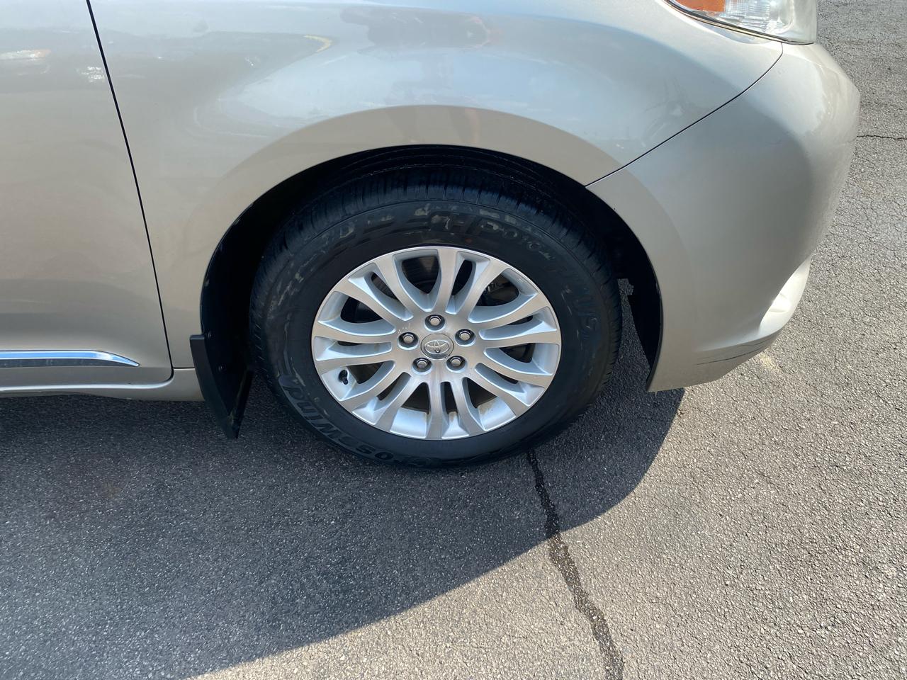 Toyota Sienna XLE Premium FWD 8-Passenger (Natl) 2017