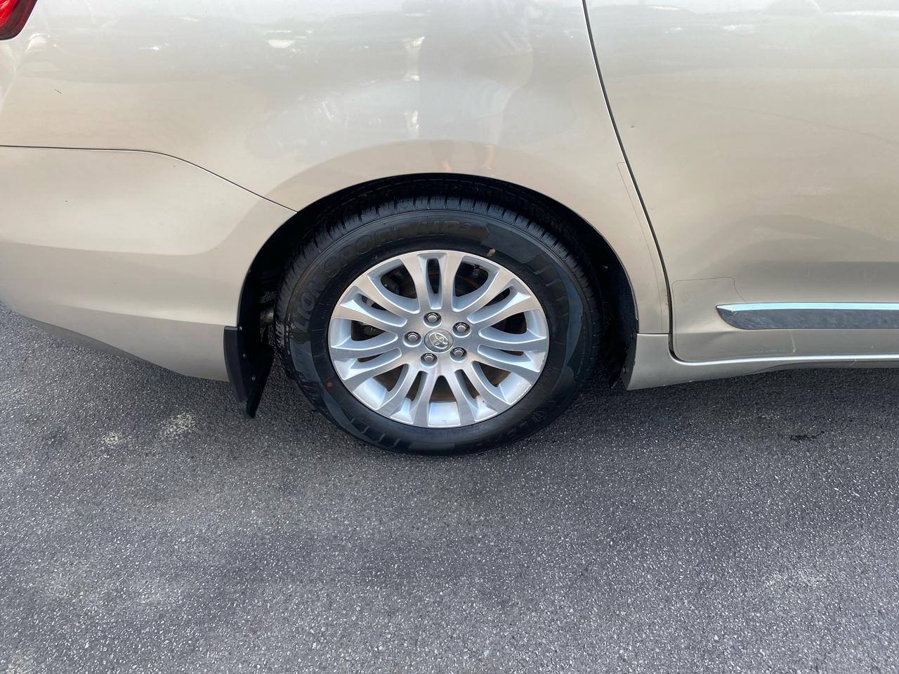 Toyota Sienna XLE Premium FWD 8-Passenger (Natl) 2017