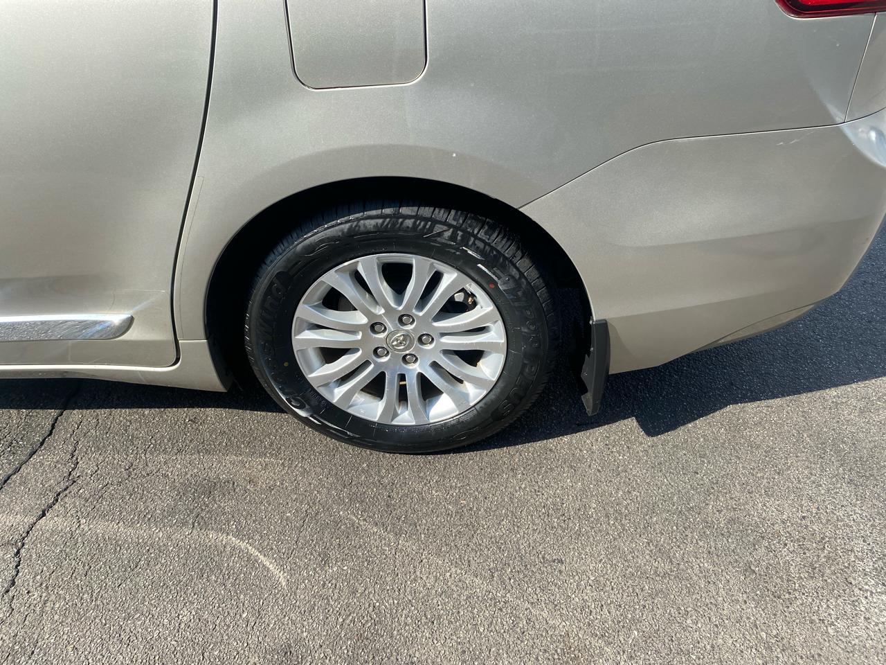 Toyota Sienna XLE Premium FWD 8-Passenger (Natl) 2017