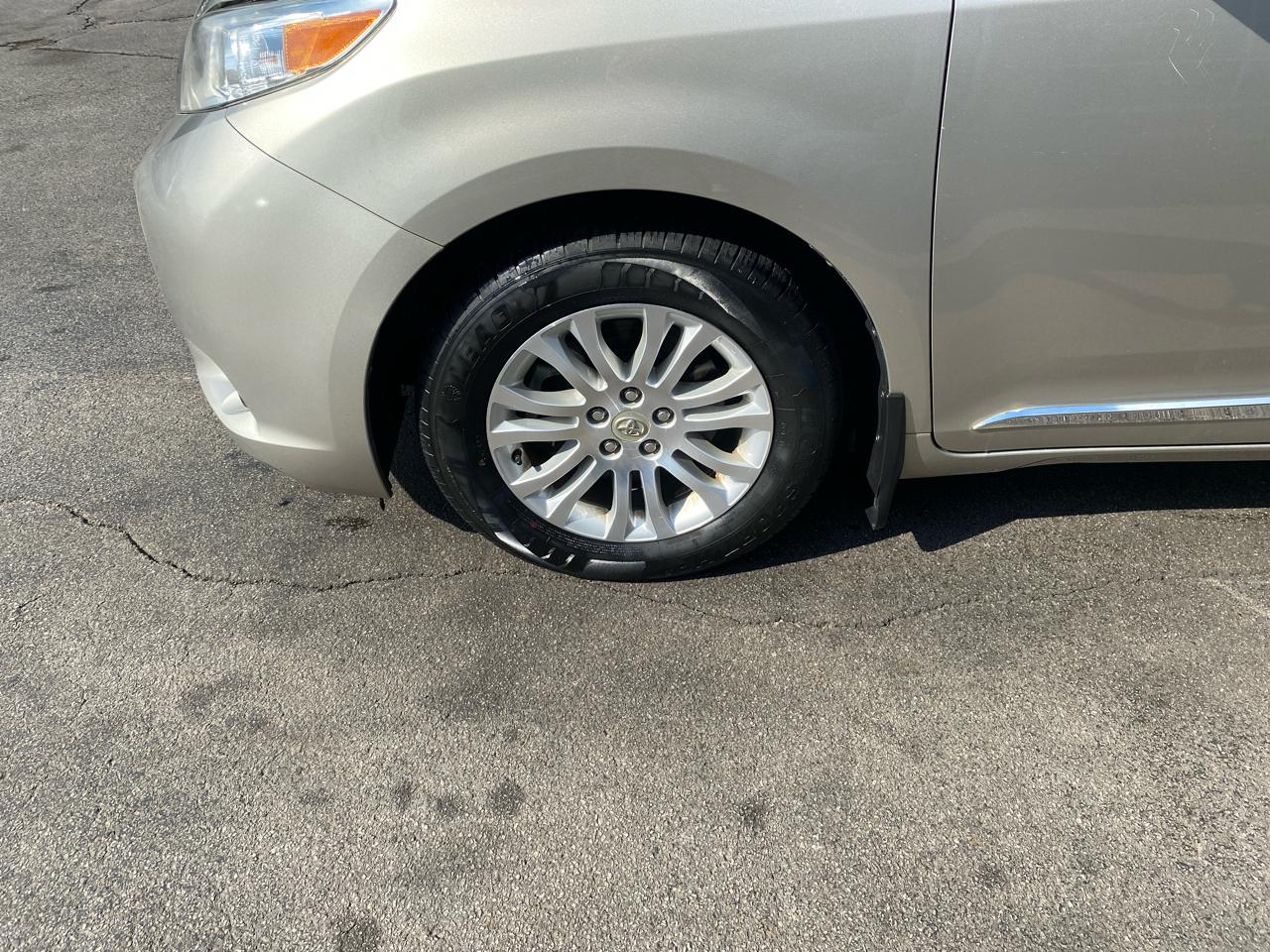 Toyota Sienna XLE Premium FWD 8-Passenger (Natl) 2017