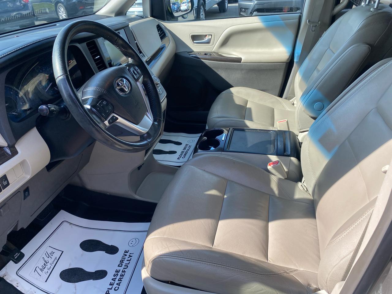 Toyota Sienna XLE Premium FWD 8-Passenger (Natl) 2017