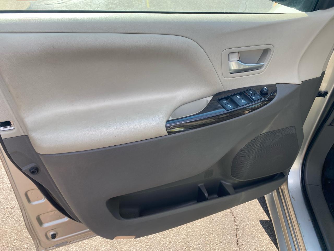 Toyota Sienna XLE Premium FWD 8-Passenger (Natl) 2017