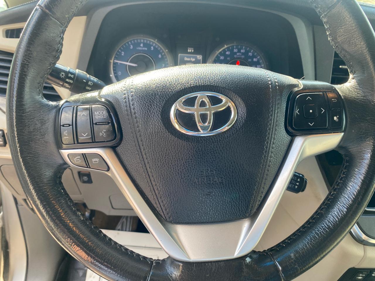 Toyota Sienna XLE Premium FWD 8-Passenger (Natl) 2017