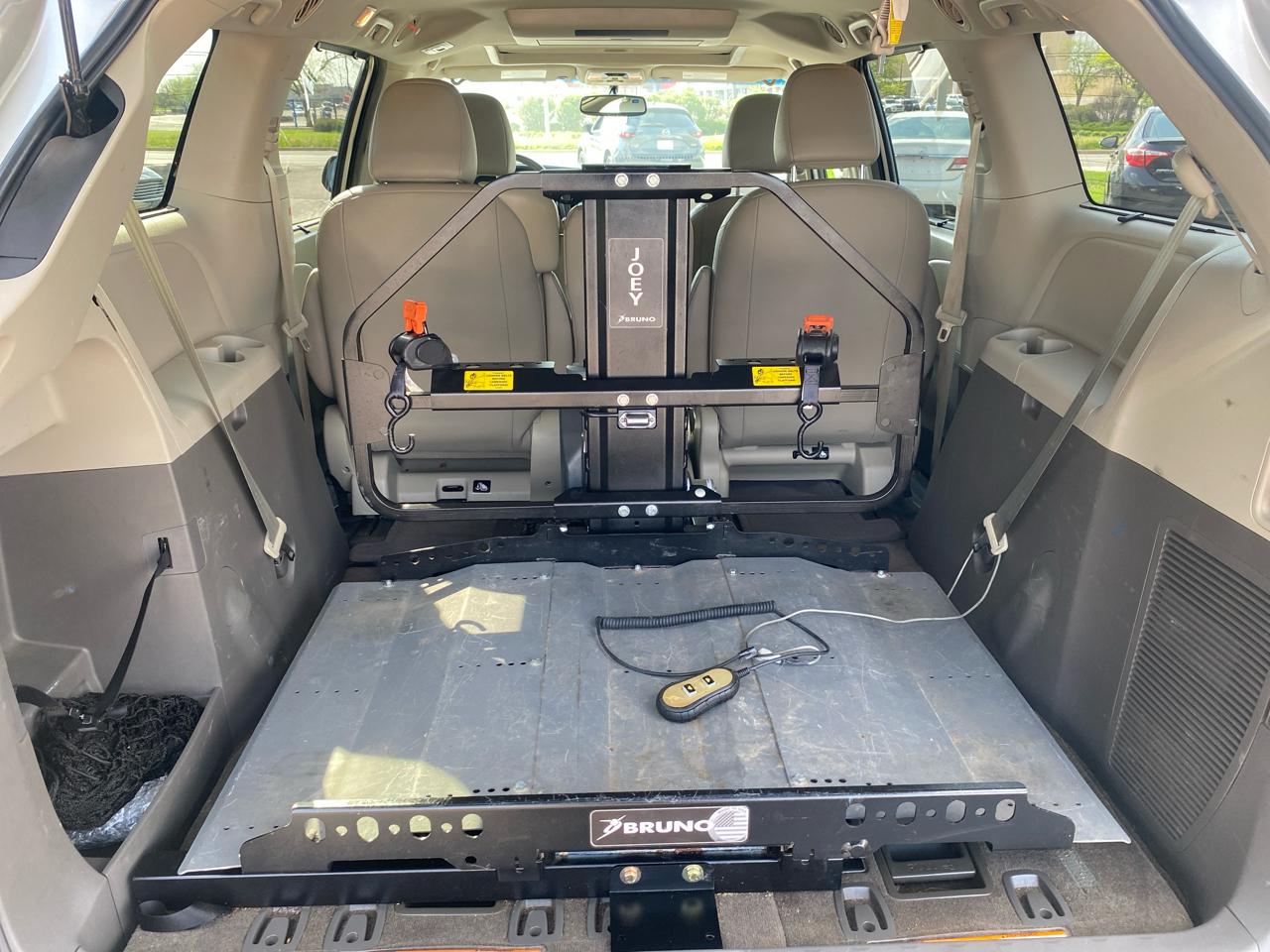 Toyota Sienna XLE Premium FWD 8-Passenger (Natl) 2017