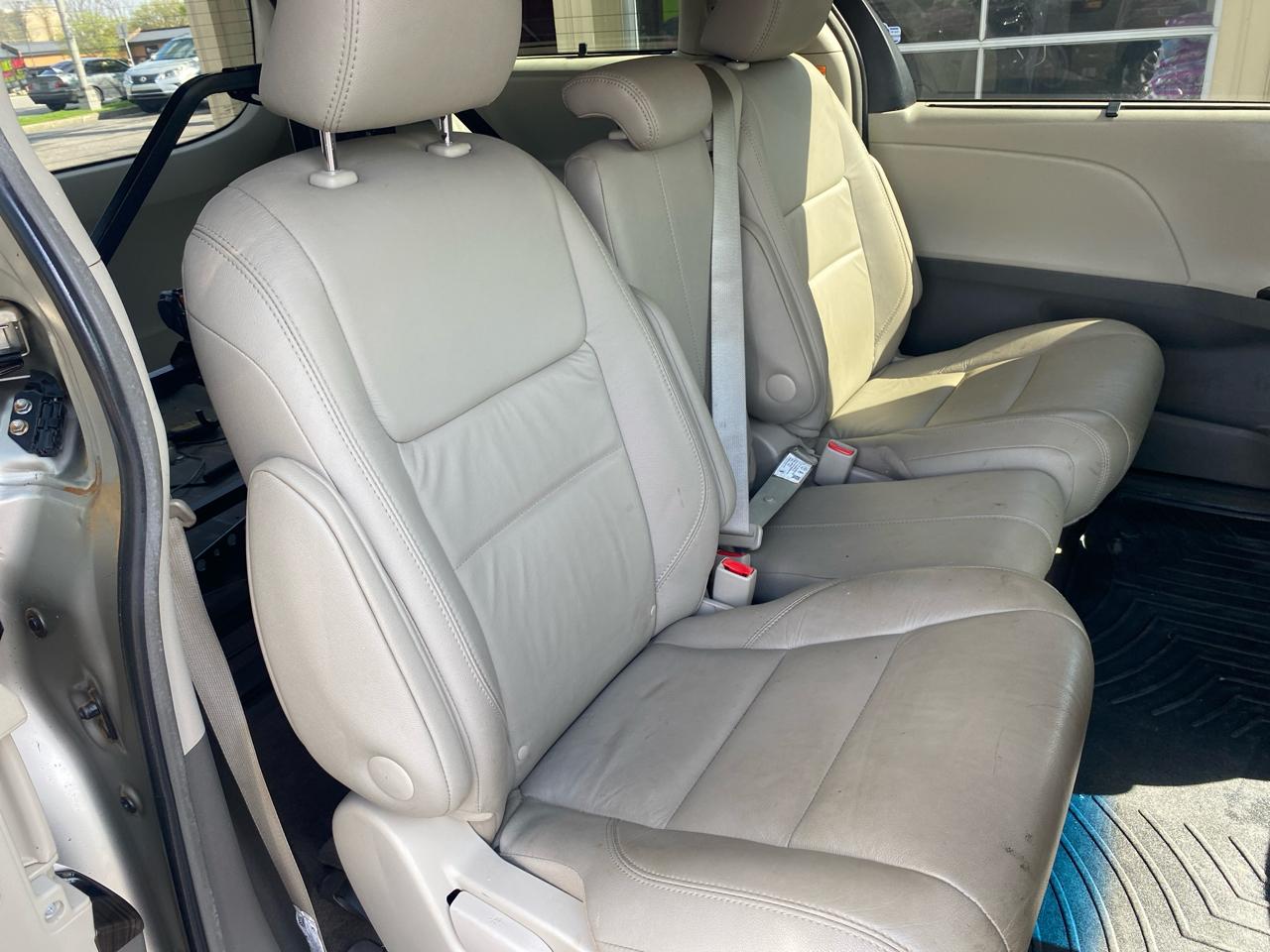 Toyota Sienna XLE Premium FWD 8-Passenger (Natl) 2017