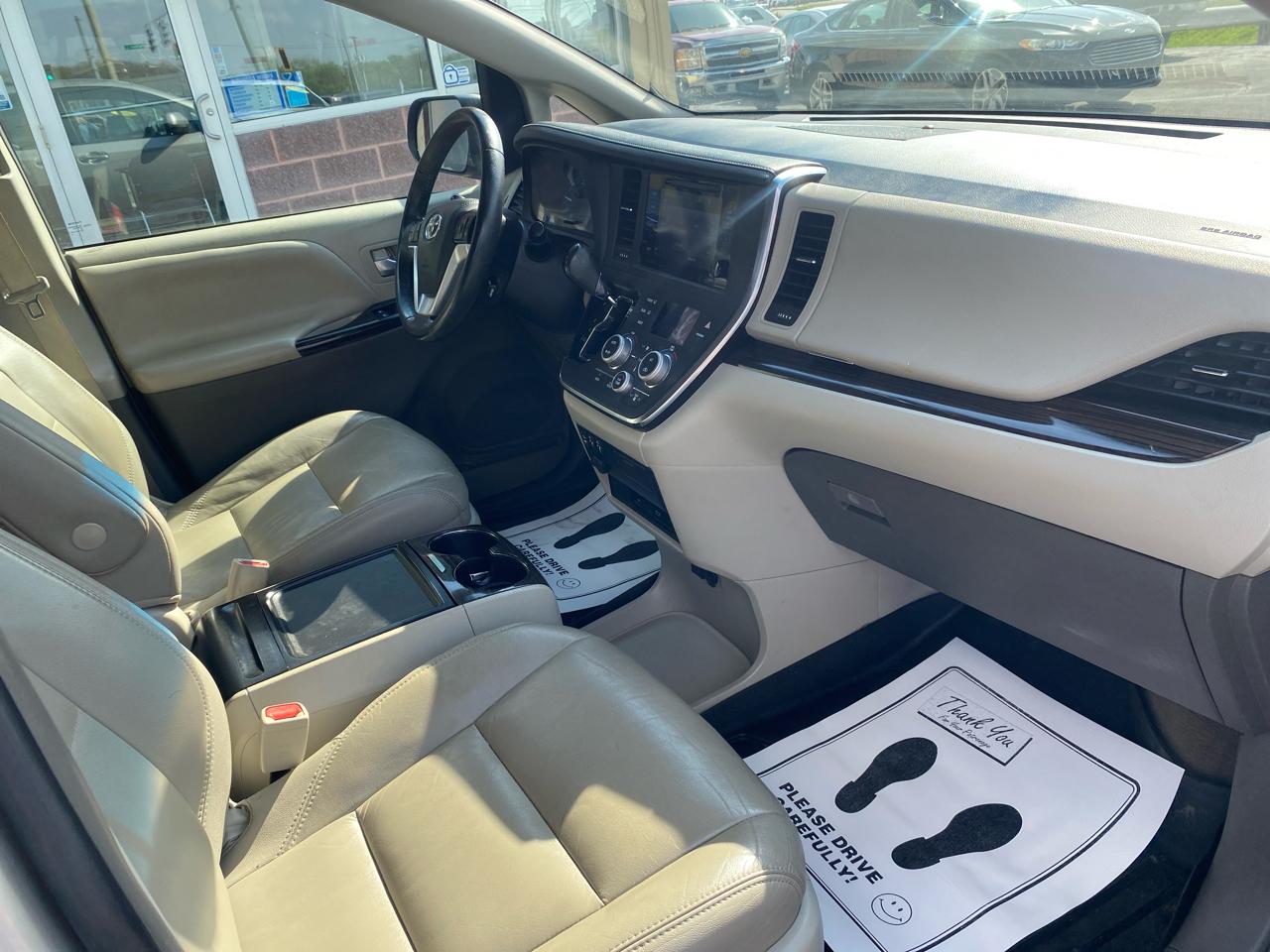 Toyota Sienna XLE Premium FWD 8-Passenger (Natl) 2017