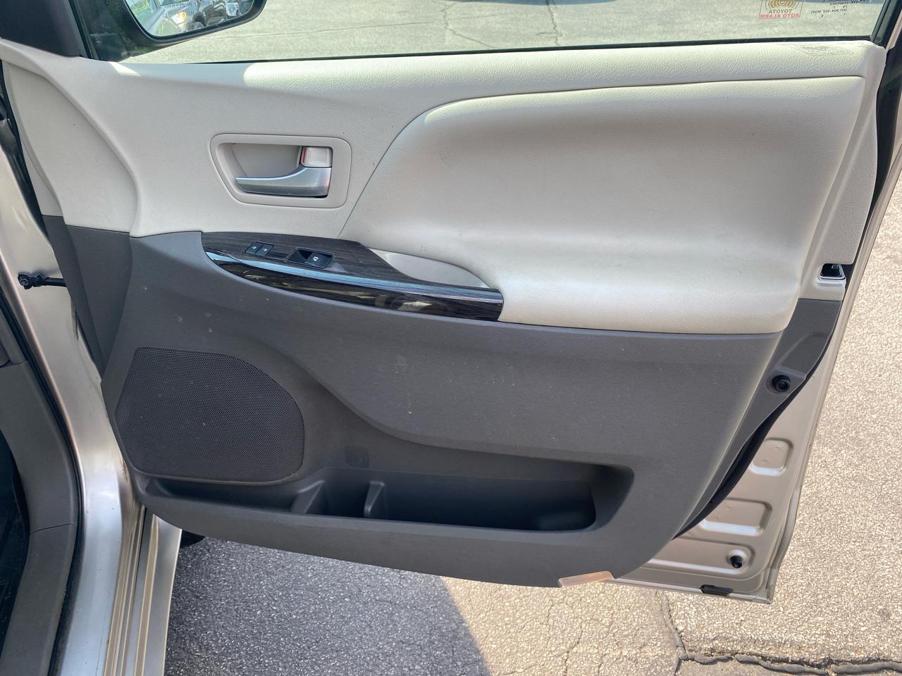 Toyota Sienna XLE Premium FWD 8-Passenger (Natl) 2017