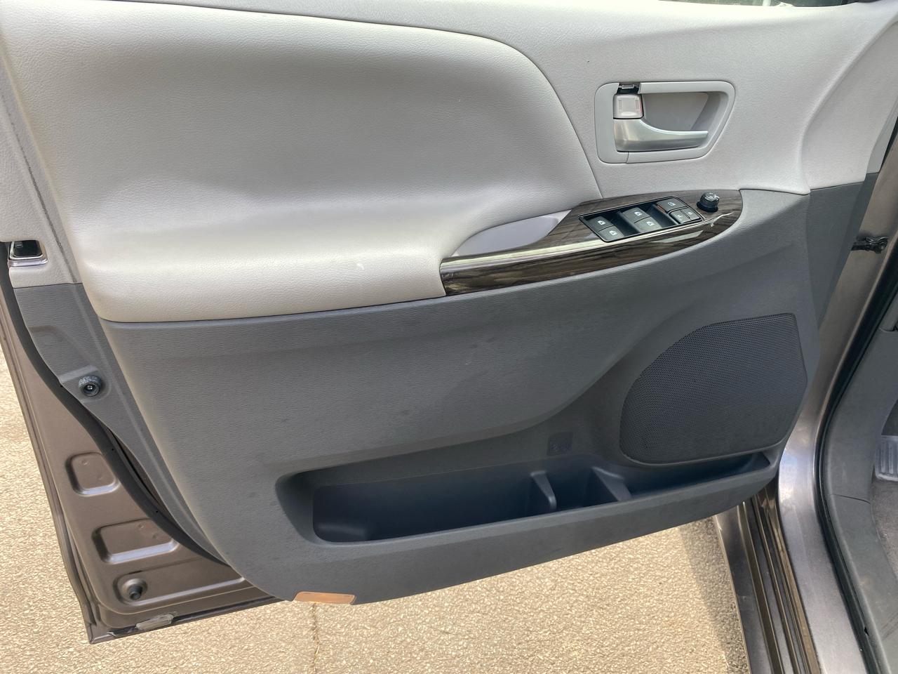 Toyota Sienna XLE FWD 8-Passenger V6 2015