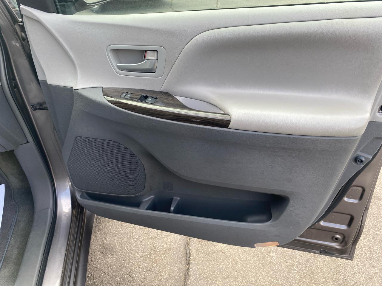 Toyota Sienna XLE FWD 8-Passenger V6 2015
