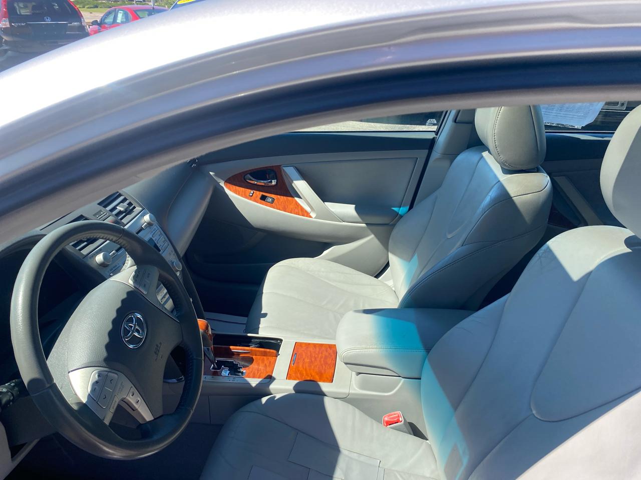 Toyota Camry Base 6-Spd AT 2011