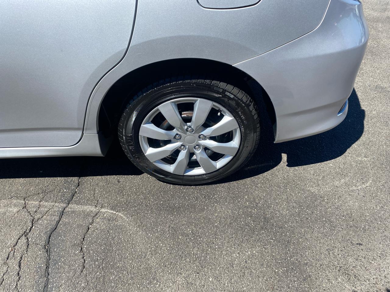 Toyota Matrix S 5-Speed AT 2012