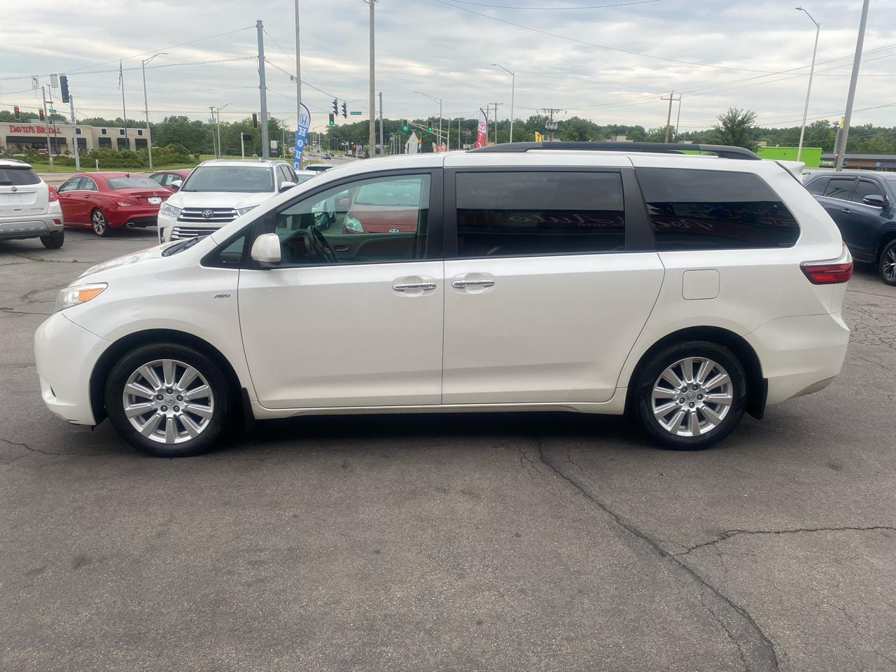 Toyota Sienna XLE 7-Passenger AWD 2017