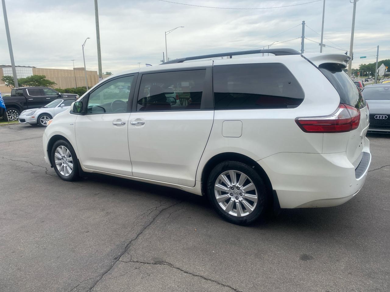 Toyota Sienna XLE 7-Passenger AWD 2017