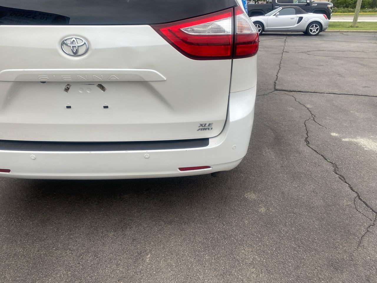 Toyota Sienna XLE 7-Passenger AWD 2017