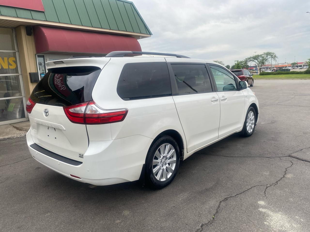 Toyota Sienna XLE 7-Passenger AWD 2017