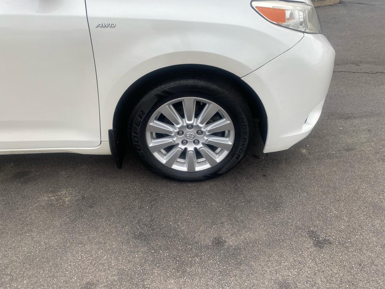 Toyota Sienna XLE 7-Passenger AWD 2017