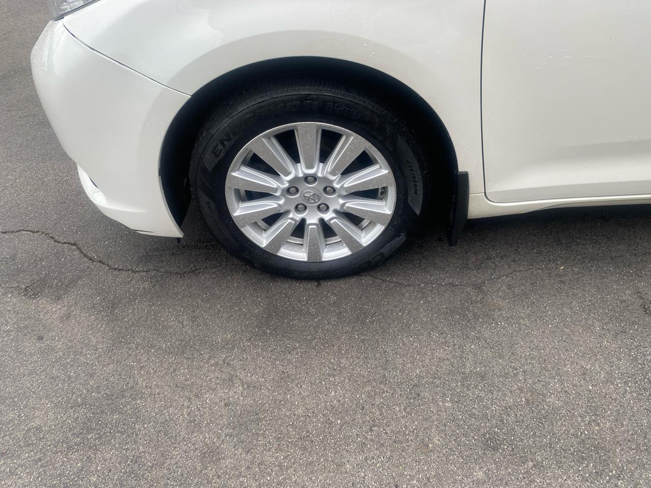 Toyota Sienna XLE 7-Passenger AWD 2017